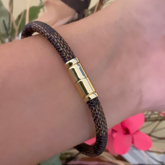 Mens Faux Leather Round Magnetic Closure Bracelet - Picture 7 of 7